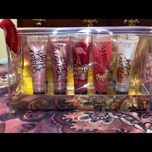 Victoria Secrets Lip Gloss !!! 😊😊🎁🎁
